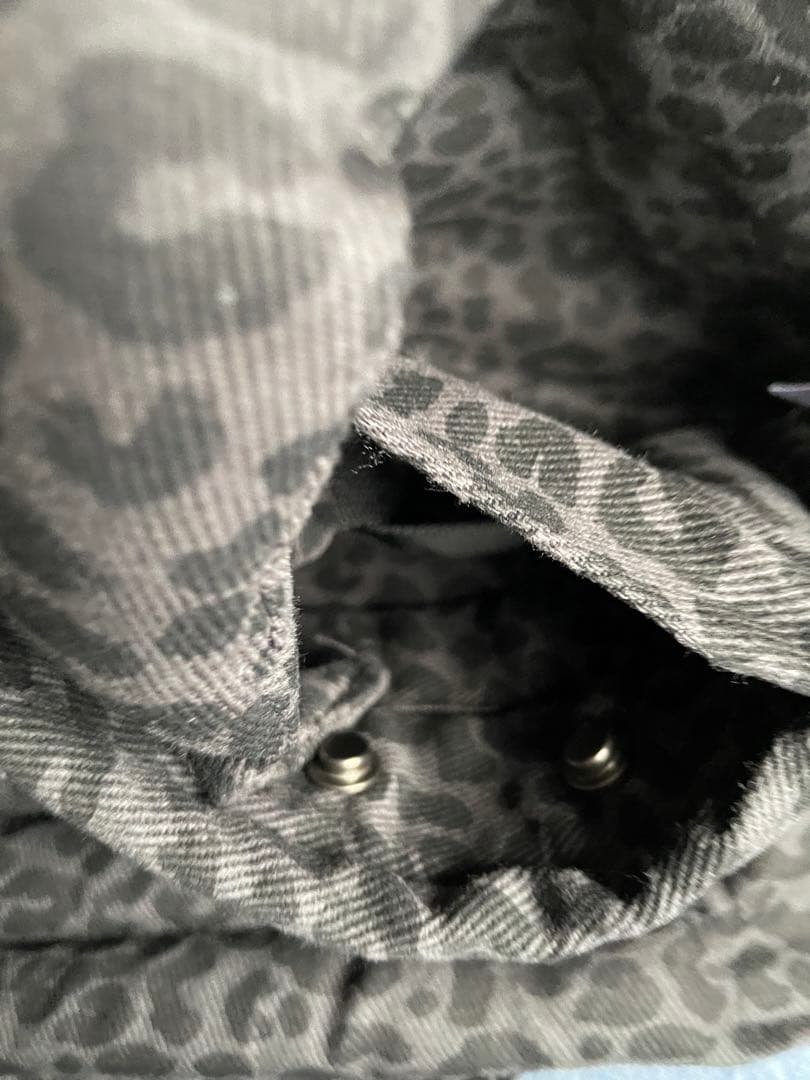 レオパード柄の抱っこ紐。エルゴノミック設計で、M字姿勢にも対応しています。