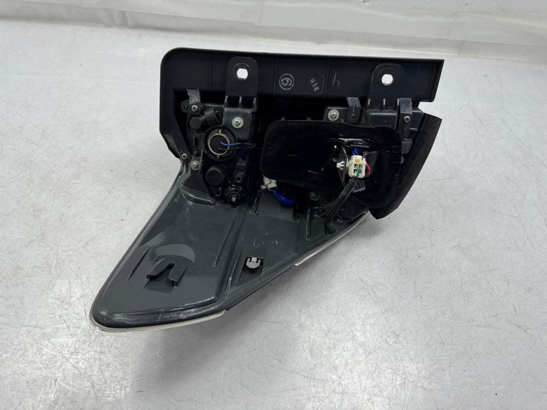 ヴェルファイア DBA-ANH20W 右テールランプ 2.4Z 758-29