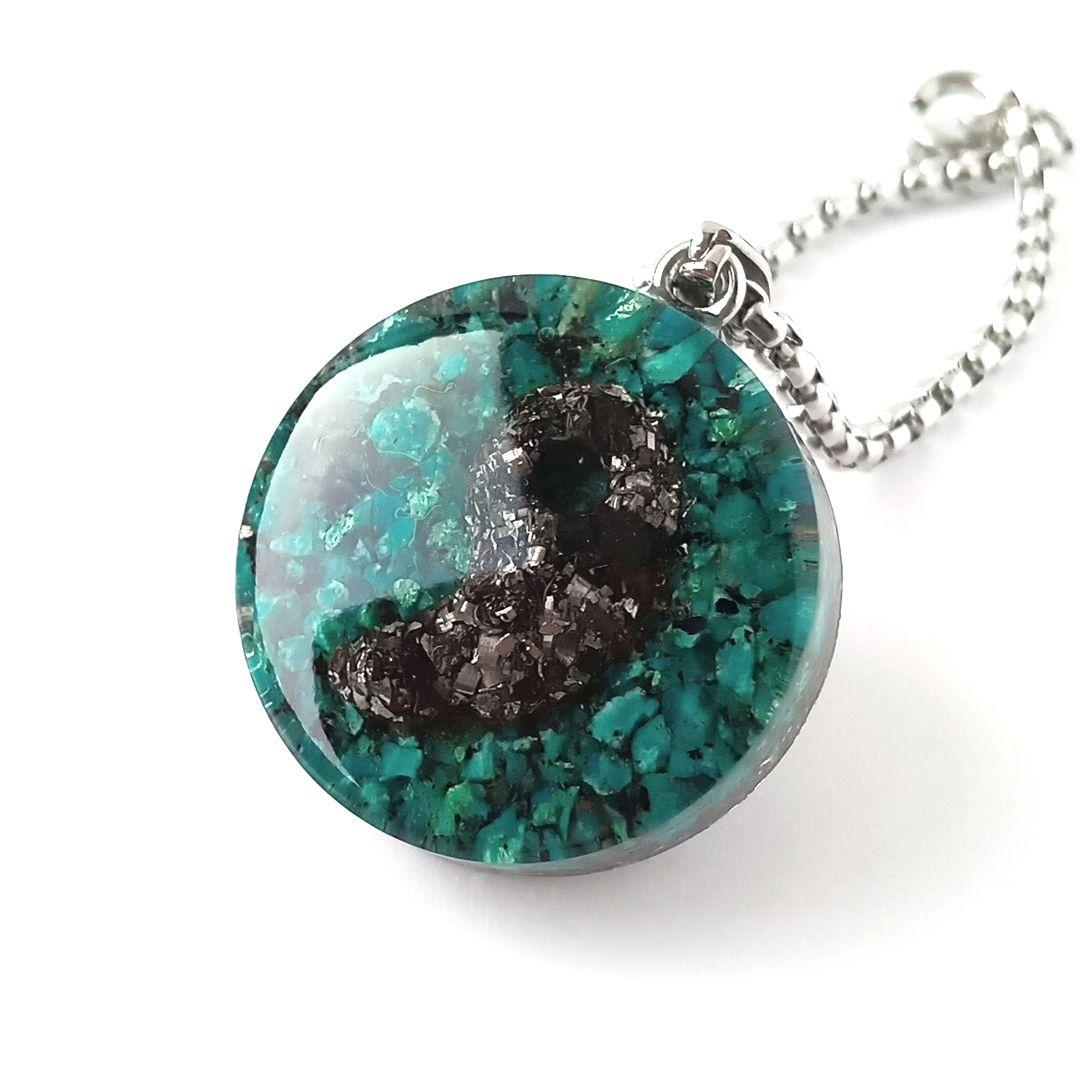 オルゴナイト｜強力パワー！！鉄質隕石×エリートシュンガイトの勾玉×クリソコラ