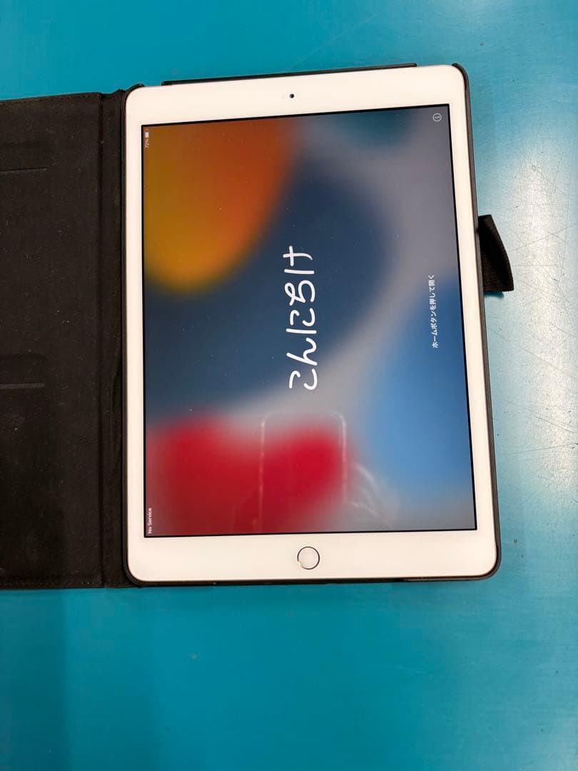 ゴールドiPad ブラックケース付き