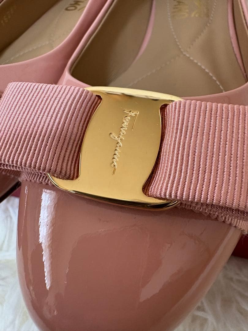 フェラガモ ヴァラリボン エナメル フラット パンプス YW 16286 箱付き