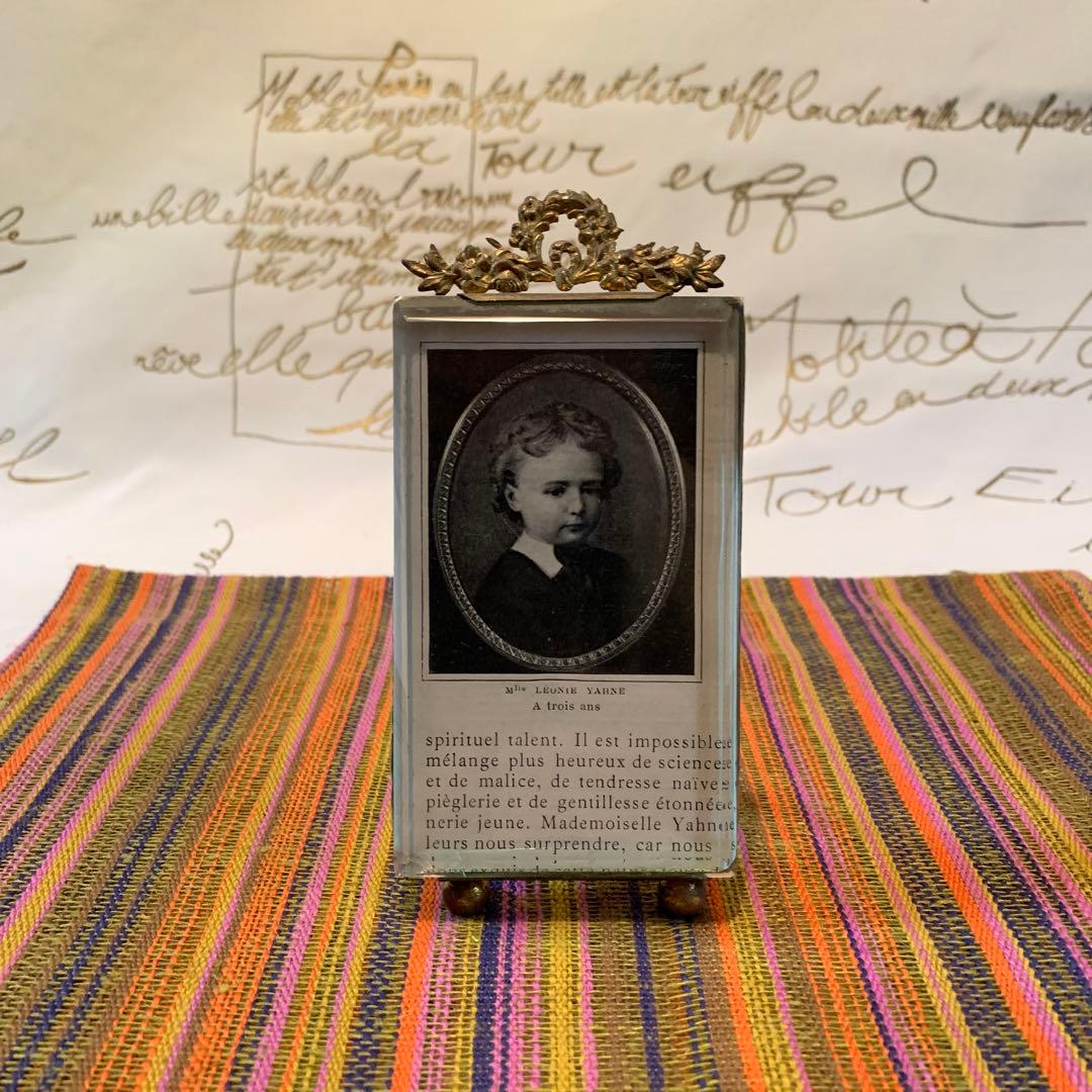 フランス製　アンティークの真鍮リボン細工が素敵な写真立て！写真も可愛いです！