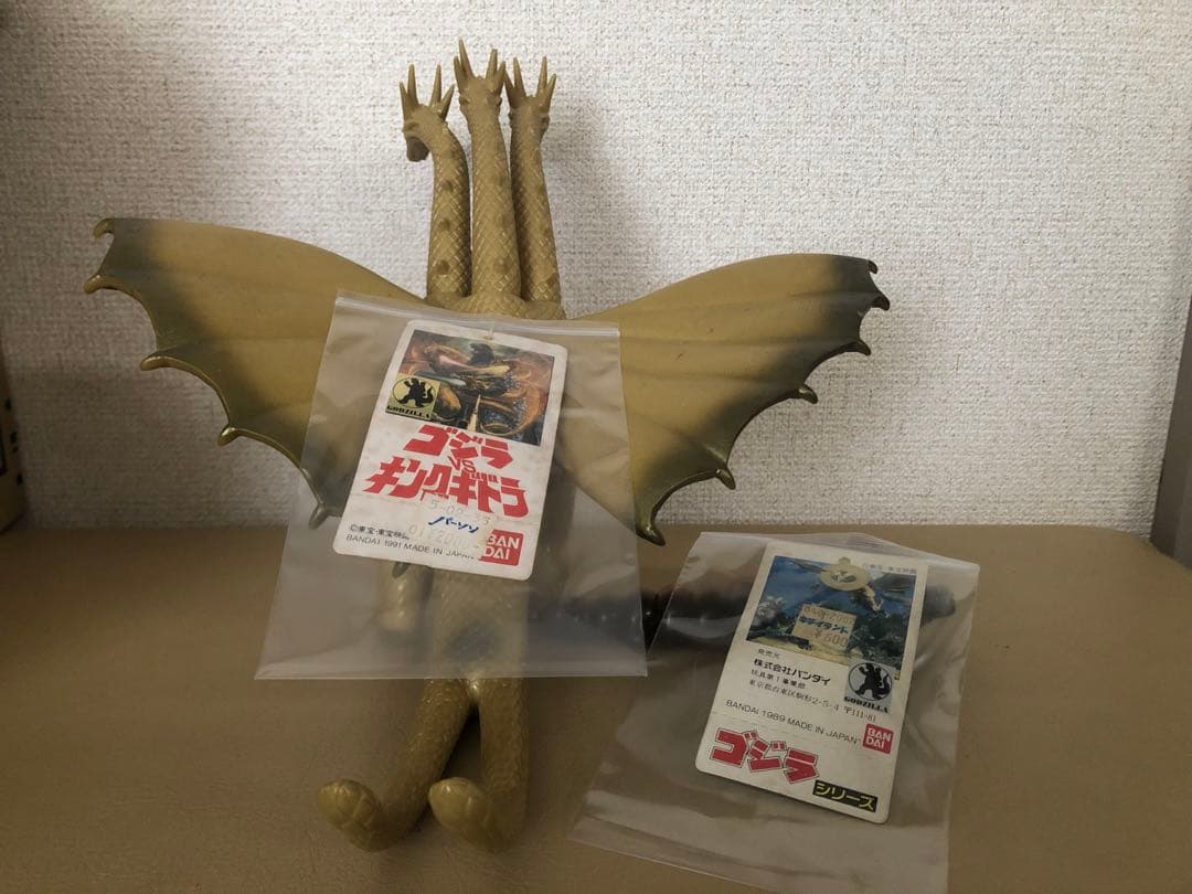 ま*ん様 キングギドラ タグ付き★モスラタグ付き　バンダイJAPAN