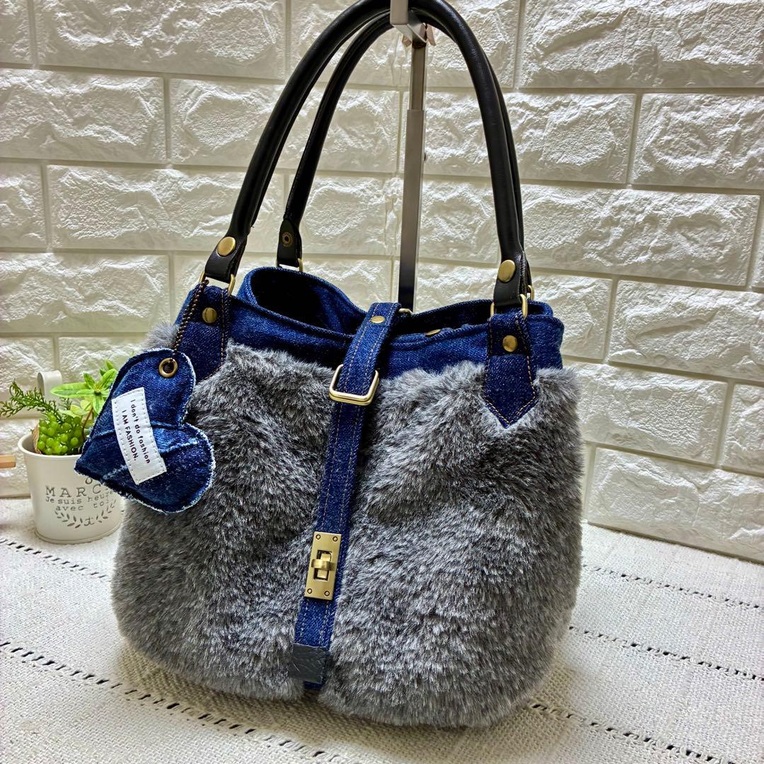 デニムリメイク　濃い色デニムとグレーファーのキューブバック　合皮持ち手・底横長