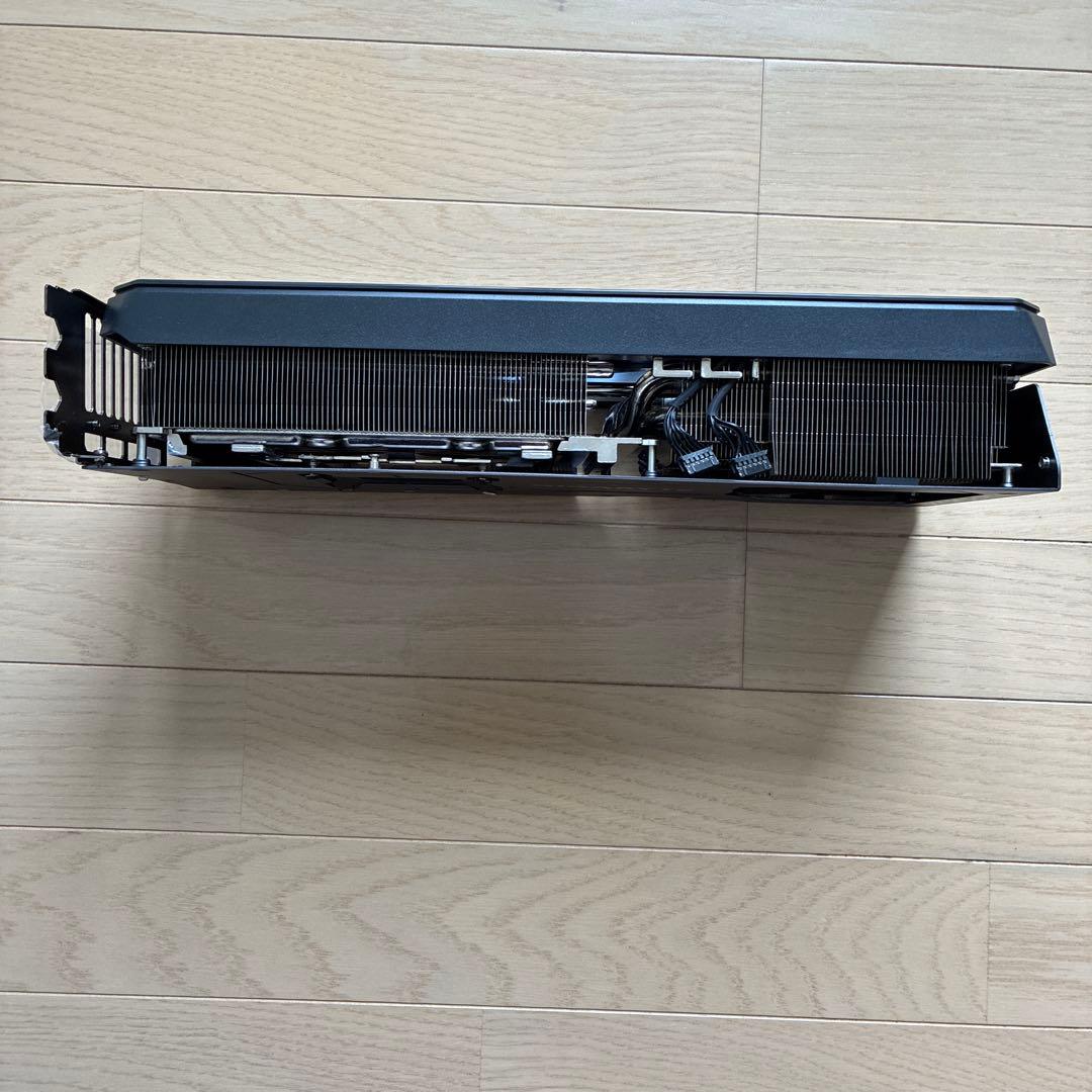 gigabyte RTX5090 ヒートシンク ファン　バックプレート　LED