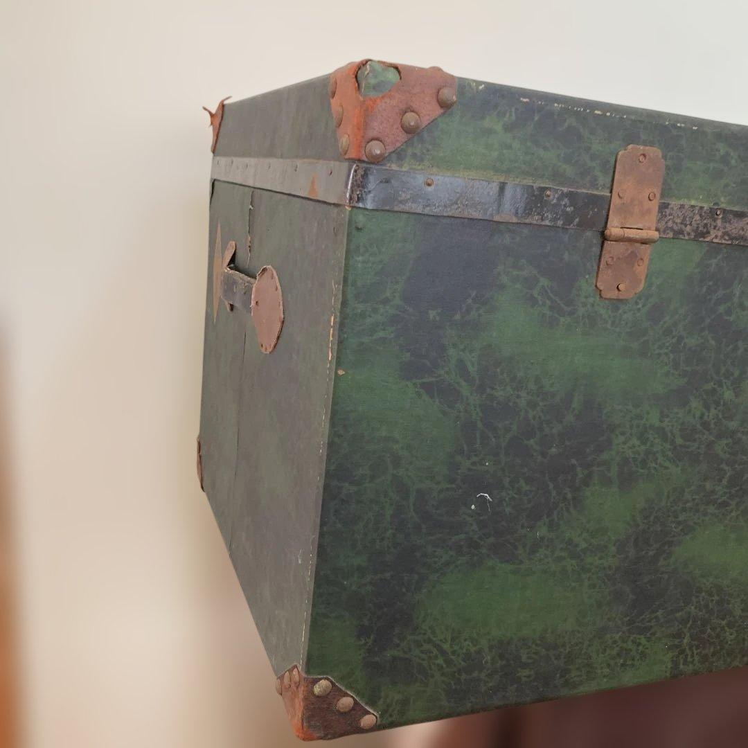 昭和レトロ/緑色の木製トランク 金色のエンブレム付き/収納箱/オブジェ/年代物