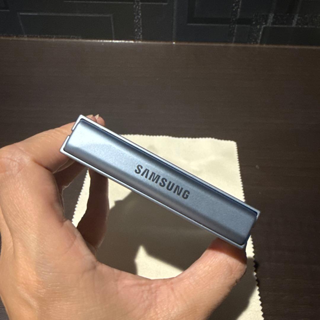 【美品】Galaxy Z Flip6 256GB ブルー