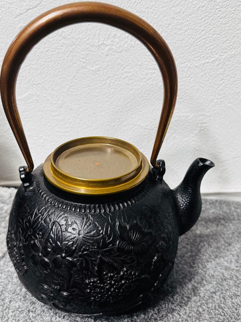 【新品未使用】南部鉄器 砂鉄製 鉄瓶 花柄浮き彫り鉄壺 コーティングなし