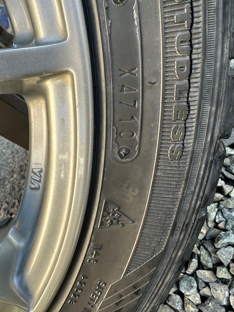 weds VELVA 17x7J 215/45R17スタッドレス　４本