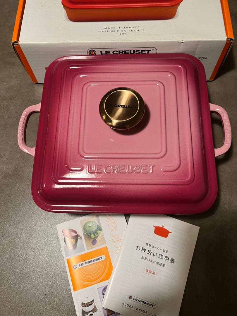 新品限定色　ル・クルーゼ　シグニチャー ココット・スクエア 24cm ベリー