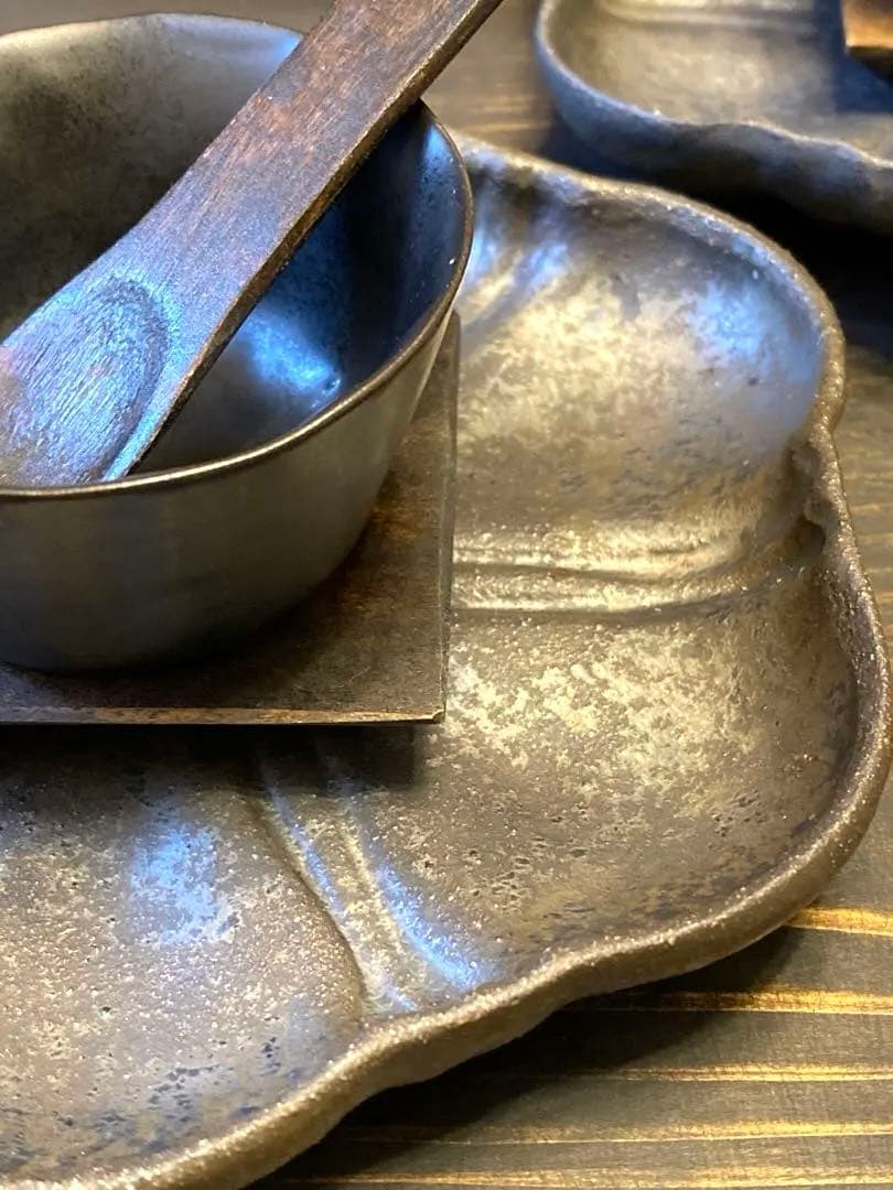 【本日限定特価】安福由美子　黒錆　足付六花弁皿 2枚　レア　作家もの　プレート