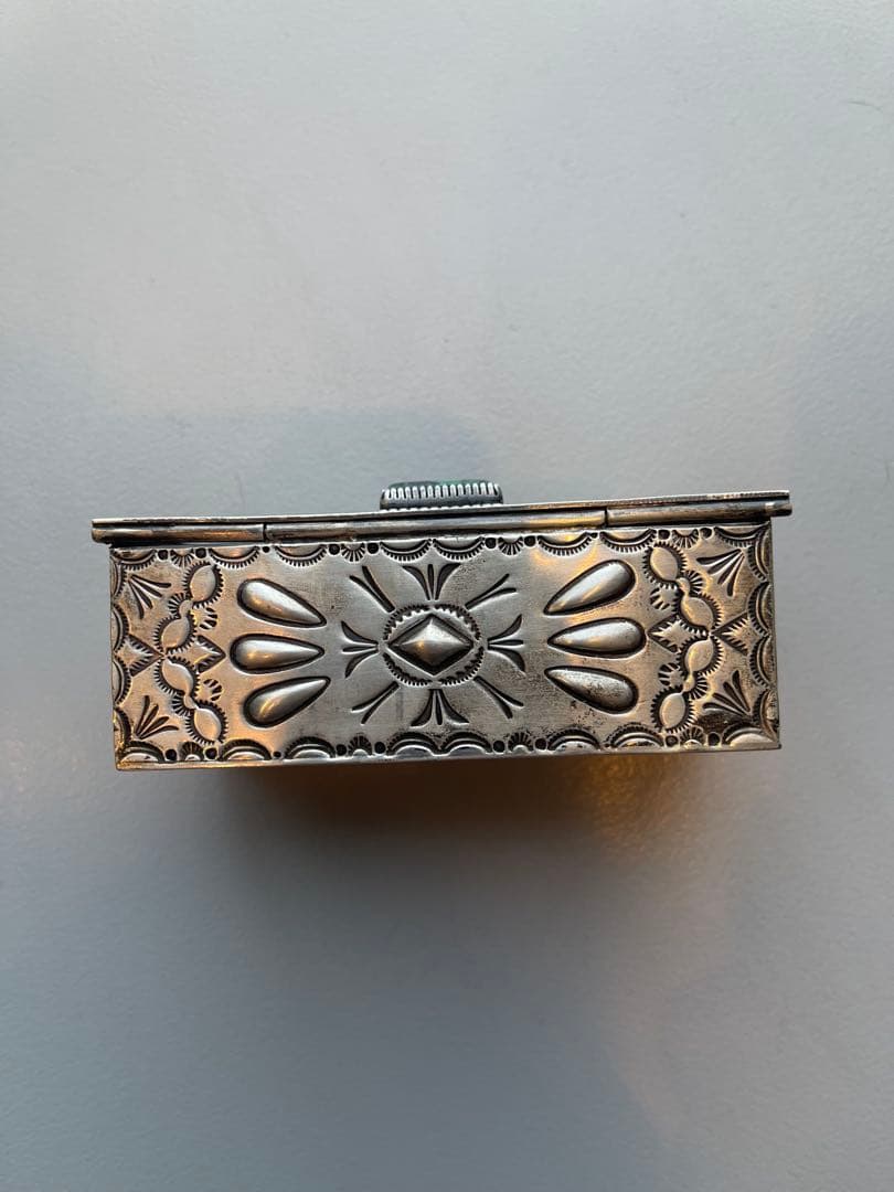 ナバホ族ジェリー・N・プラテロターコイズ付き銀製ボックス