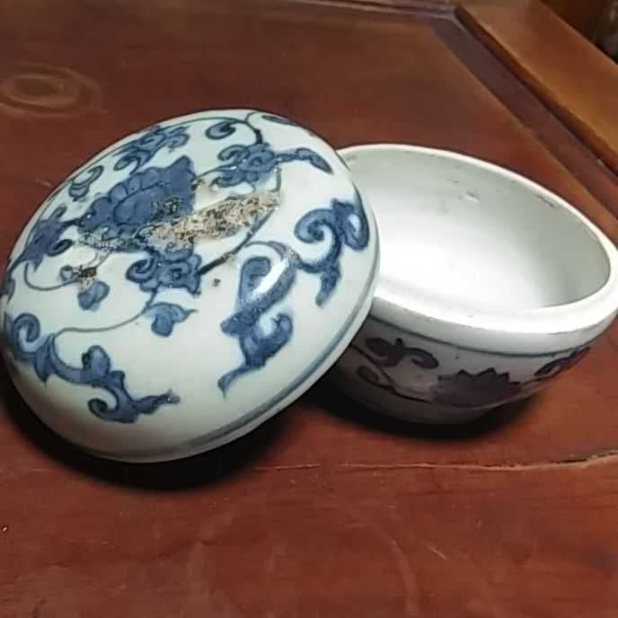 青花唐草蓋物　明時代中期