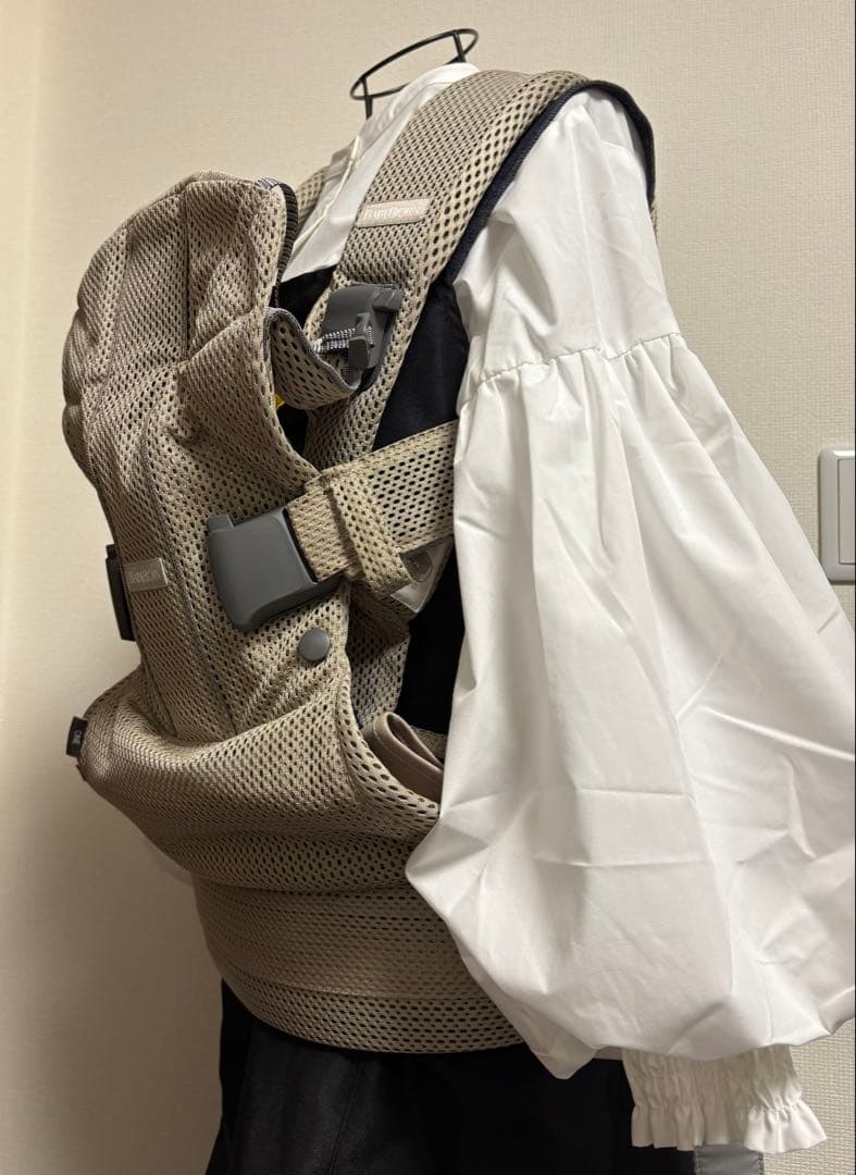 正規品　BABYBJÖRN One Kai 抱っこ紐 グレーベージュ メッシュ