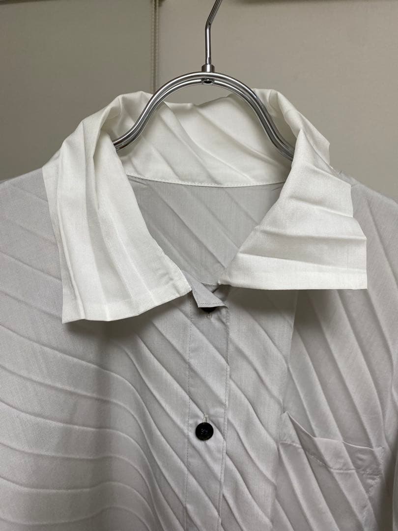 me by ISSEY MIYAKE 斜めプリーツシャツ スリット 白 長袖