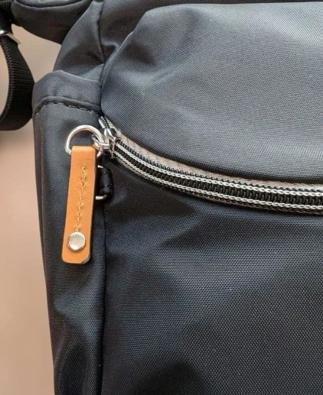 ★期間限定価格★ビサイユ　クロスボディ ショルダーバッグ