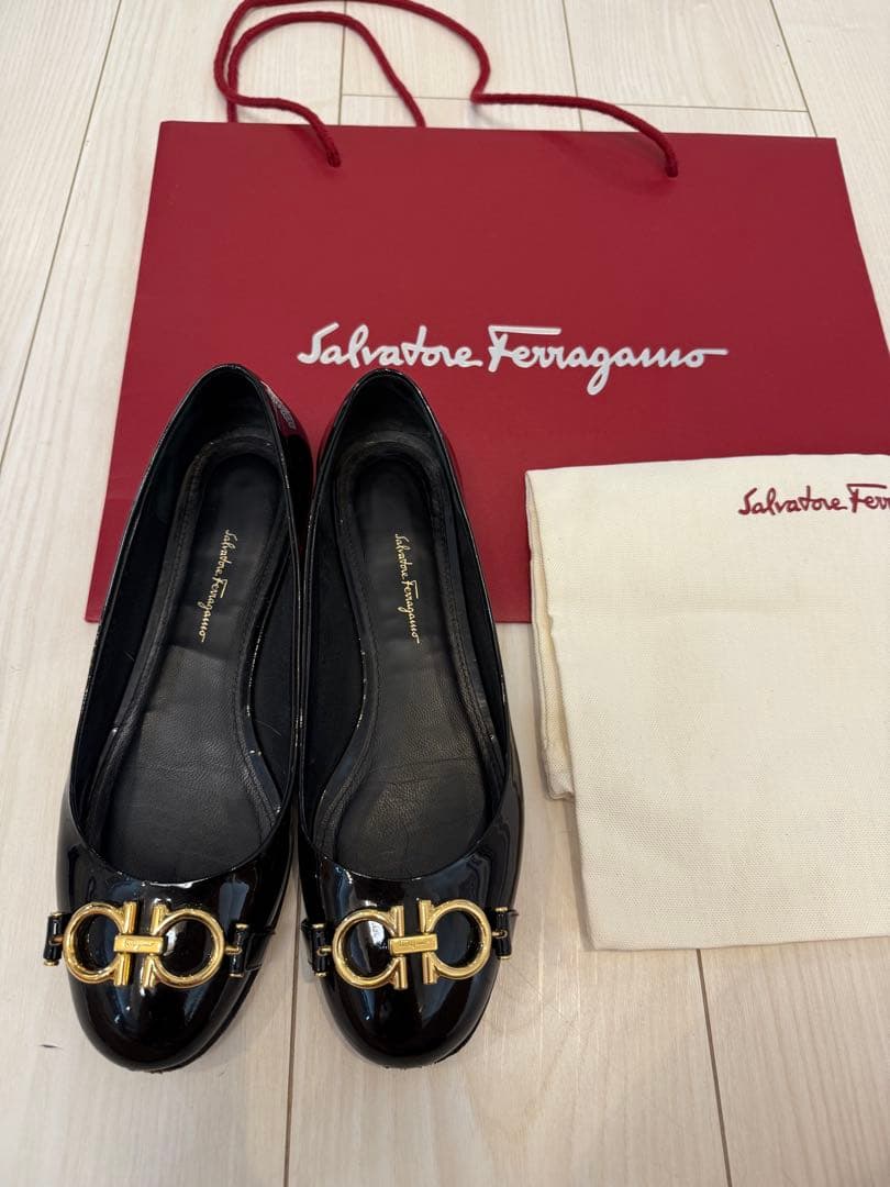 サルバトーレフェラガモ エナメルパンプス