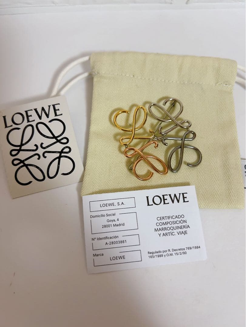 ロエベLOEWE ブローチ　アナグラム　ゴールド シルバー ピンクゴールド
