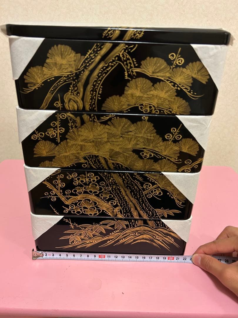 【未使用】木製漆塗　4段　七五重箱　続き柄　老松　沈金　木箱付き