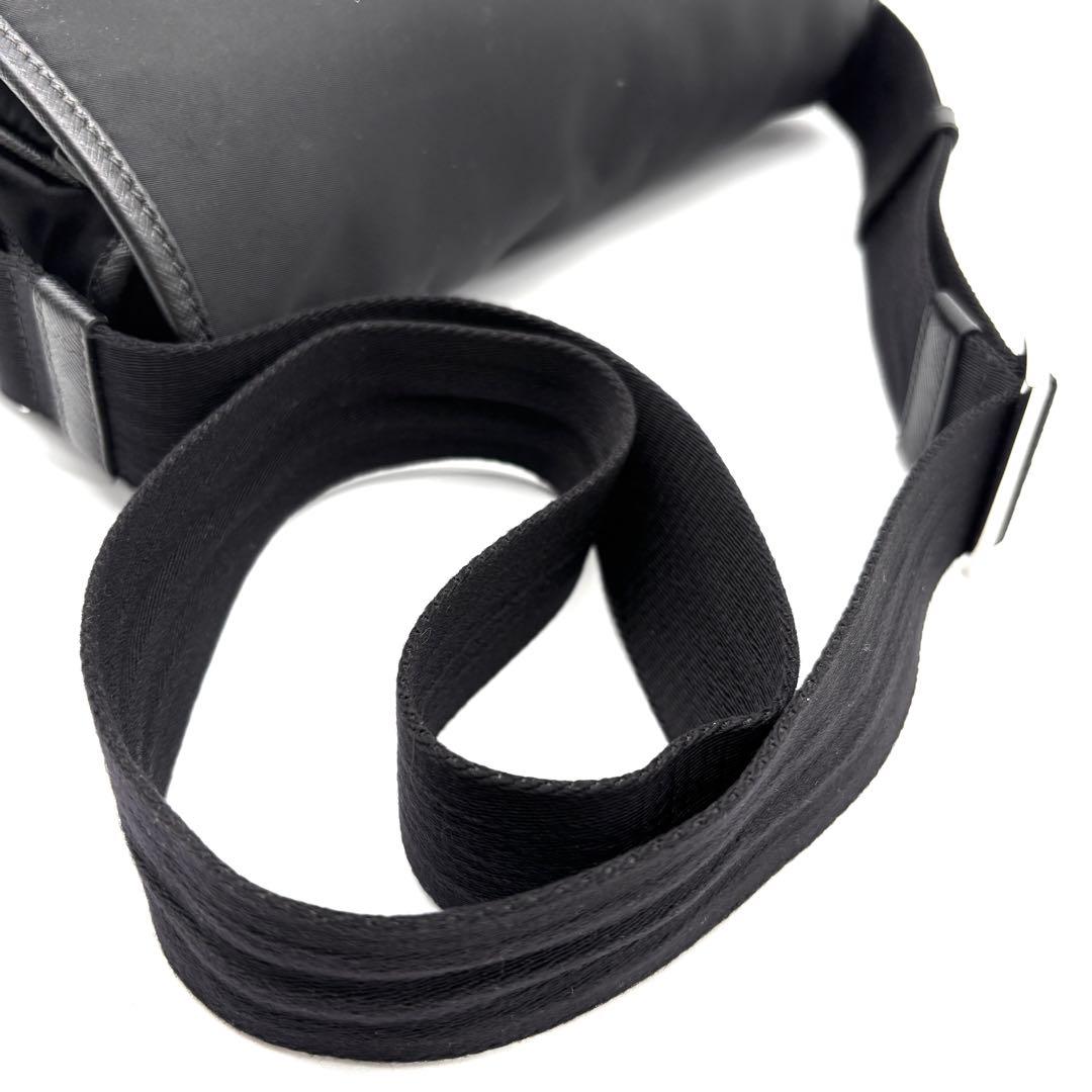 極美品 プラダ ショルダーバッグ フラップ 三角ロゴ 白タグ 斜め掛け ブラック