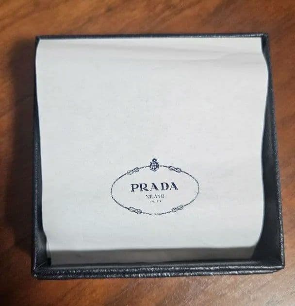 【限定値下げ】【新品未使用】PRADA サフィアーノ キーリング トライアングル