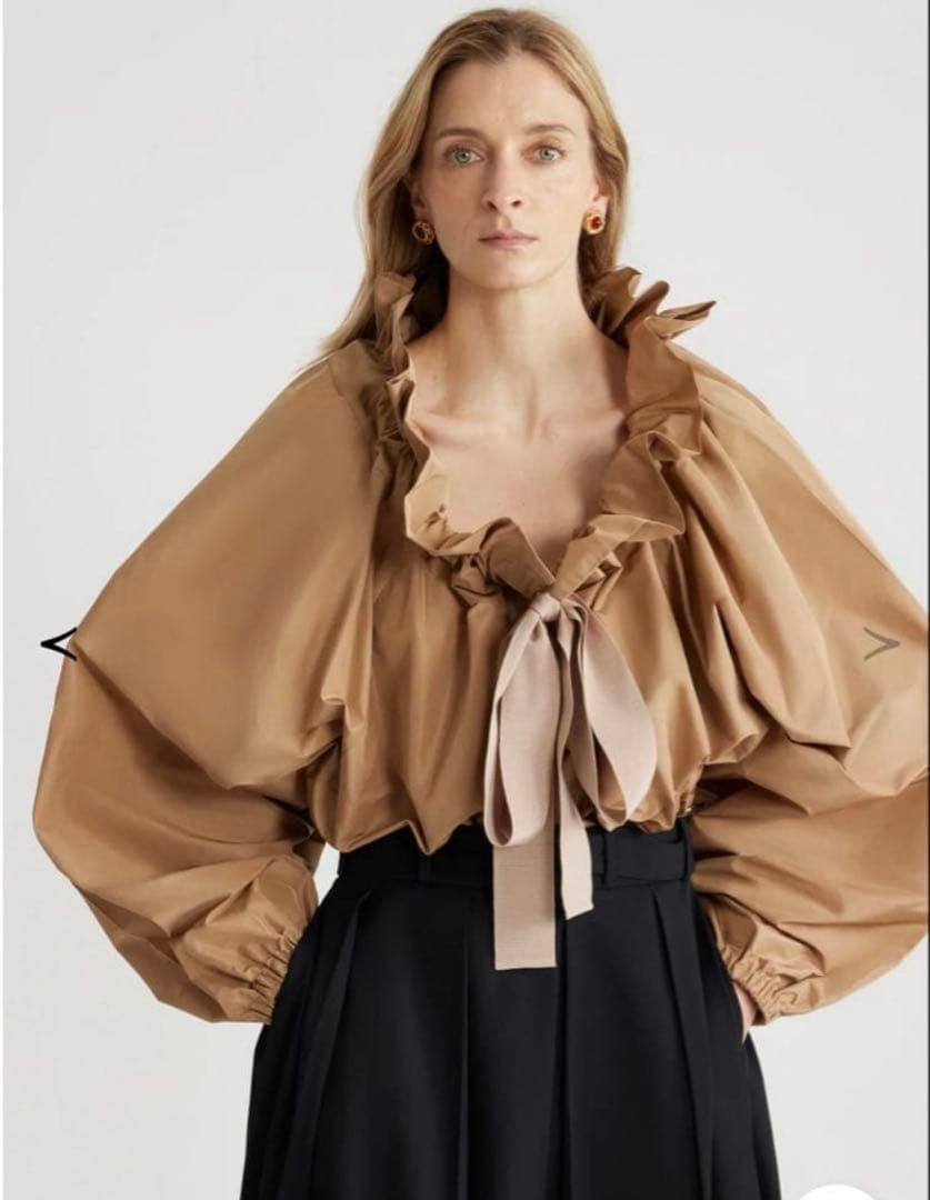 【PATOU】フリルブラウス　36 ベージュ