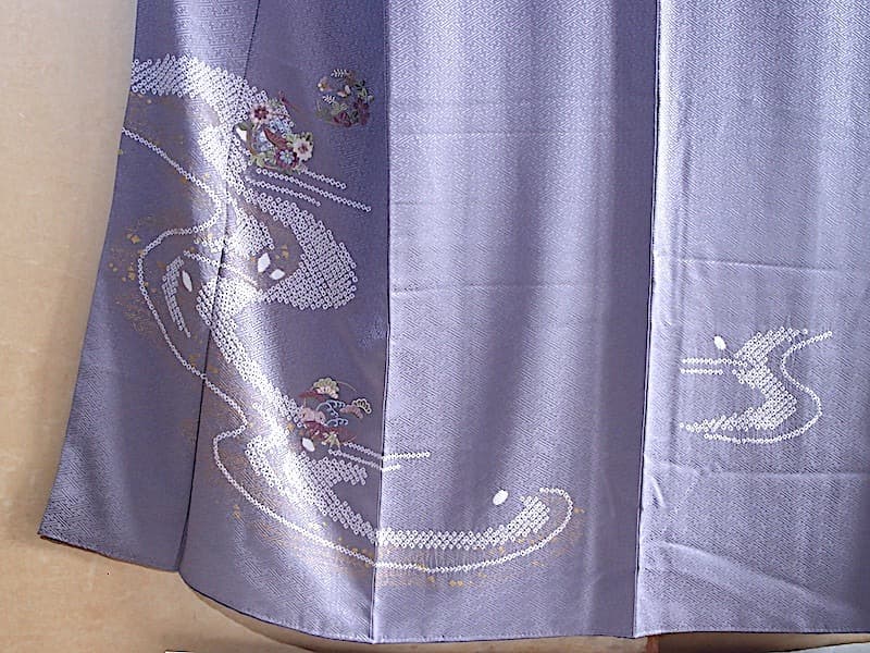 付下げ　絞りと刺繍（流水に菊、菖蒲etc）裄67 背紋なし　正絹美品
