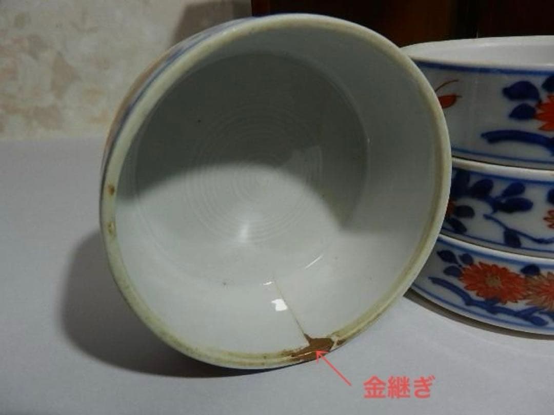 共箱入り「古伊万里錦手花蝶文様丸形四段小重鉢」と「切子ワイングラス」２点