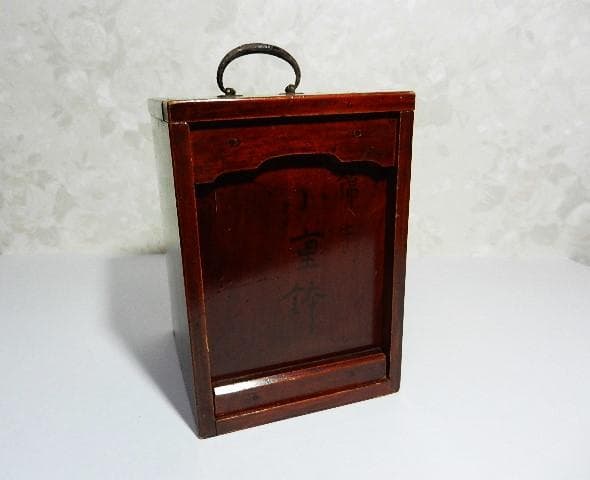 共箱入り「古伊万里錦手花蝶文様丸形四段小重鉢」と「切子ワイングラス」２点