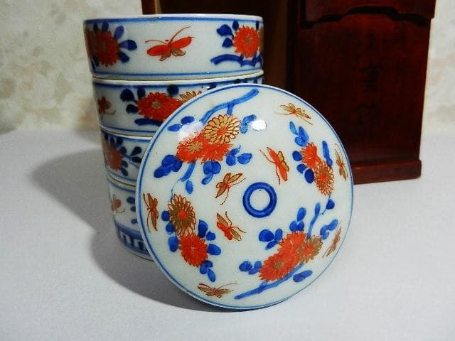 共箱入り「古伊万里錦手花蝶文様丸形四段小重鉢」と「切子ワイングラス」２点