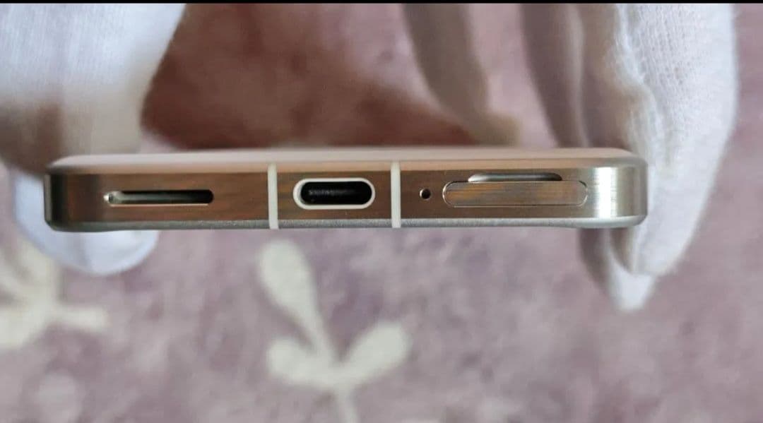 arrows Alpha ホワイト 充電器付き