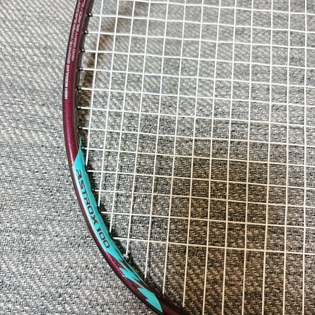 バドミントン　ラケット　 アストロクス 100ZZ クレナイ　4UG5 希少品