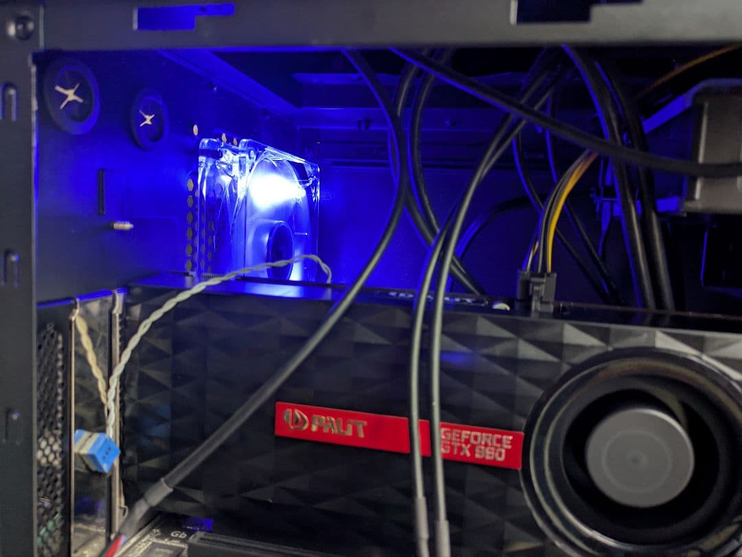 №135、キューブ型金色、Win11、Corei5、GTX960、M8G、SSD