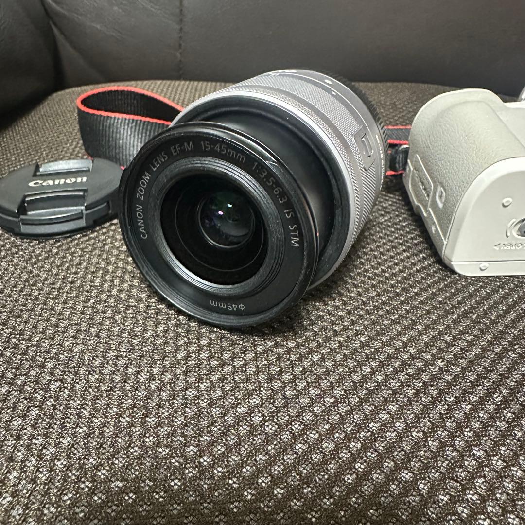 【匿名配送】Canon EOS Kiss M ホワイト 15-45mmレンズ