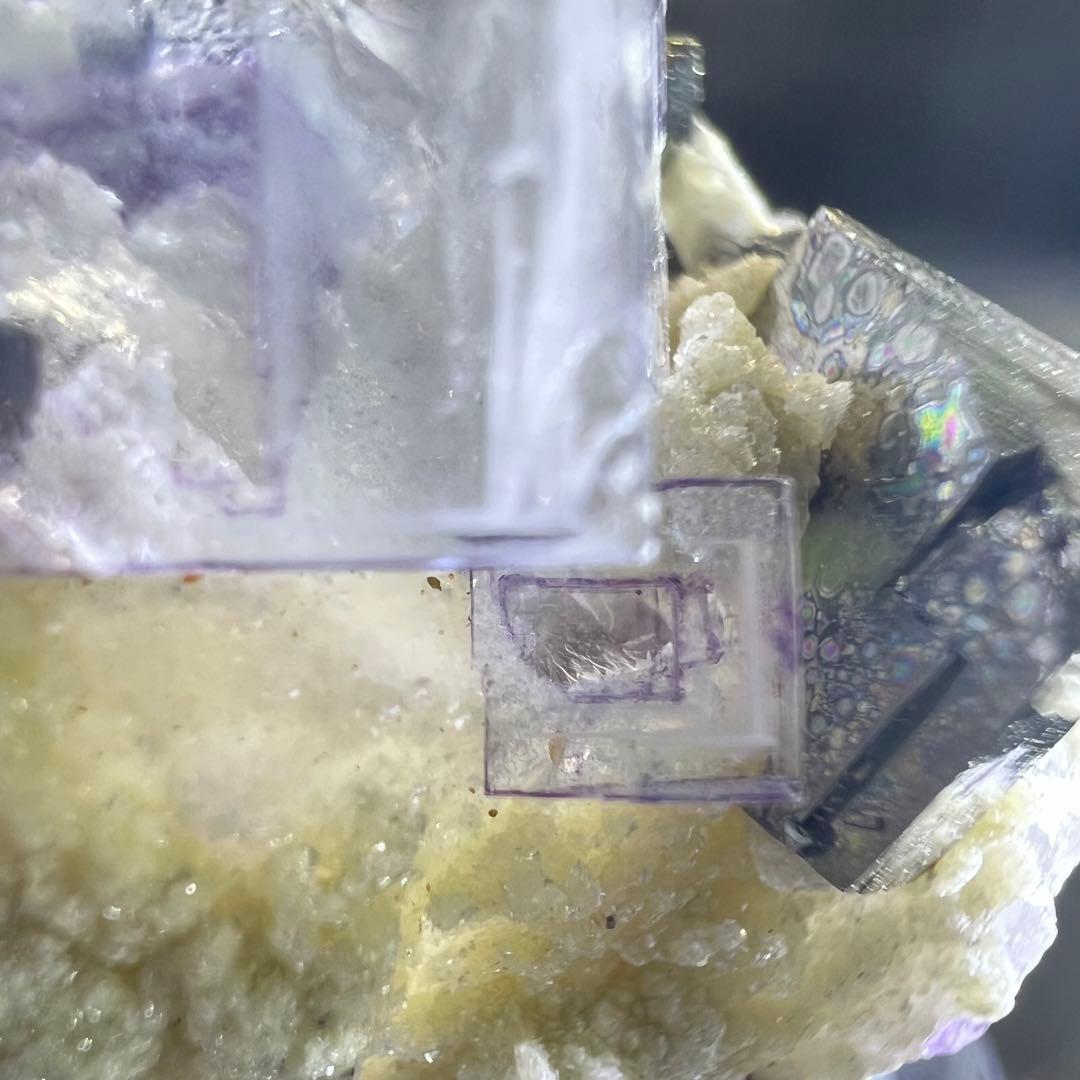 ヤオガンシャン産　パイライト共生　パープルゾーニングフローライト