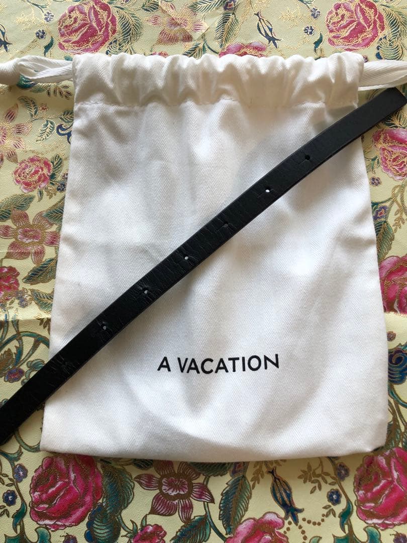 A VACATION 黒レザーベルト 金色バックル