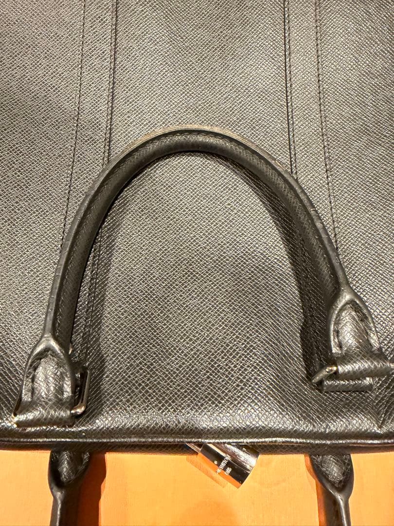 mobルイヴィトン タイガ　ポルト ドキュマン・ヴォワヤージュ　ブラック