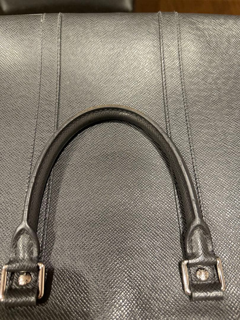 mobルイヴィトン タイガ　ポルト ドキュマン・ヴォワヤージュ　ブラック