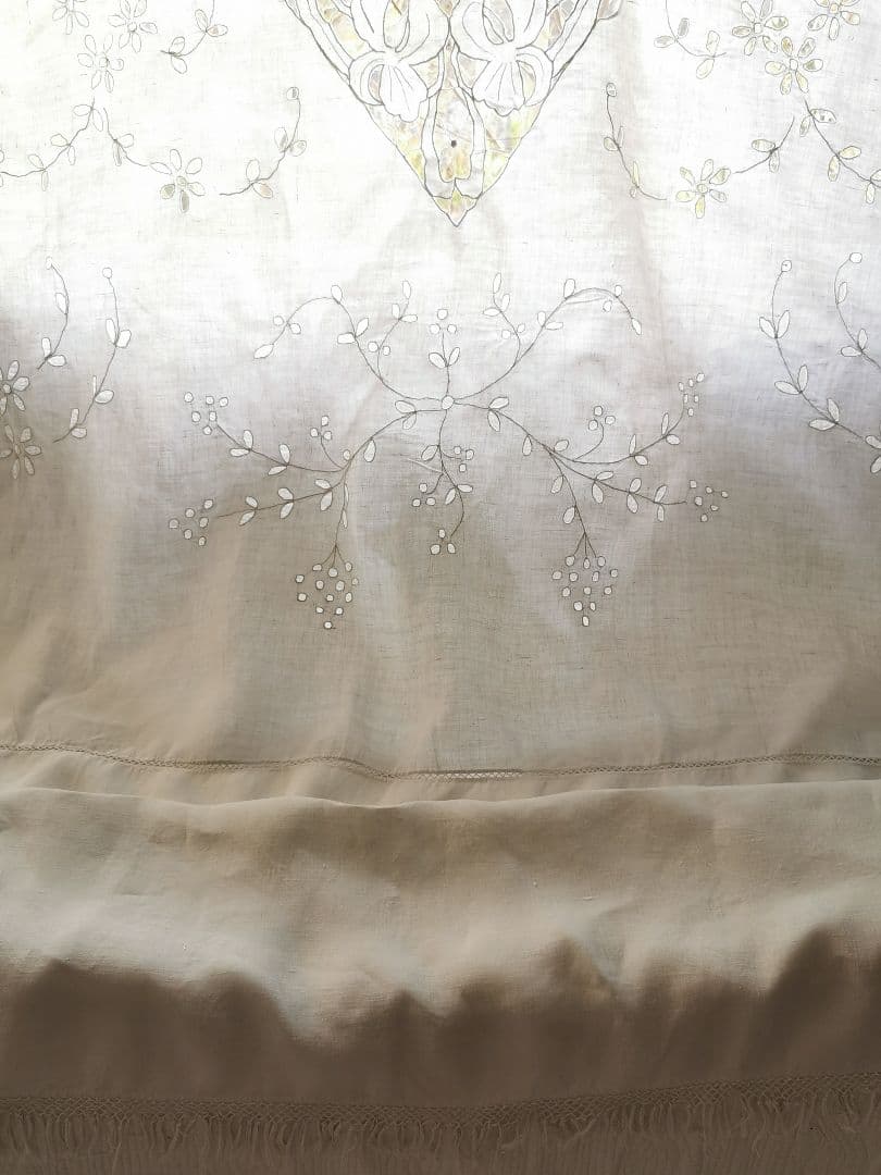 アンティークフランス 天使のフィレレース アイレット草花刺繍タッセル付大判クロス