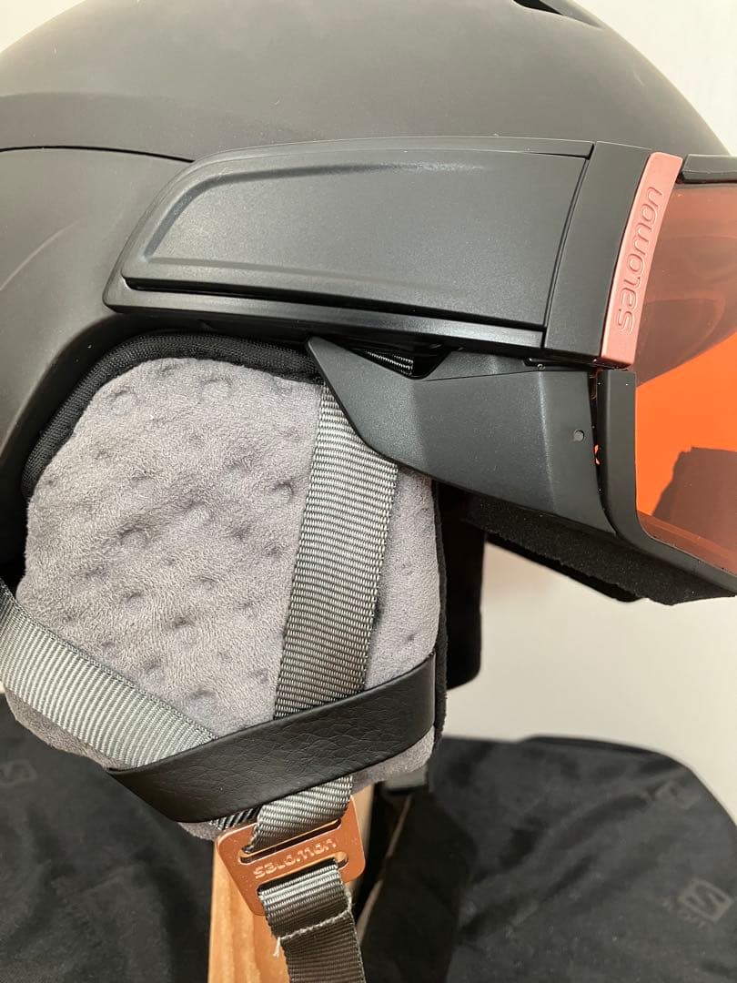 Salomon サロモン　スキー•スノーボード　バイザー付きヘルメット