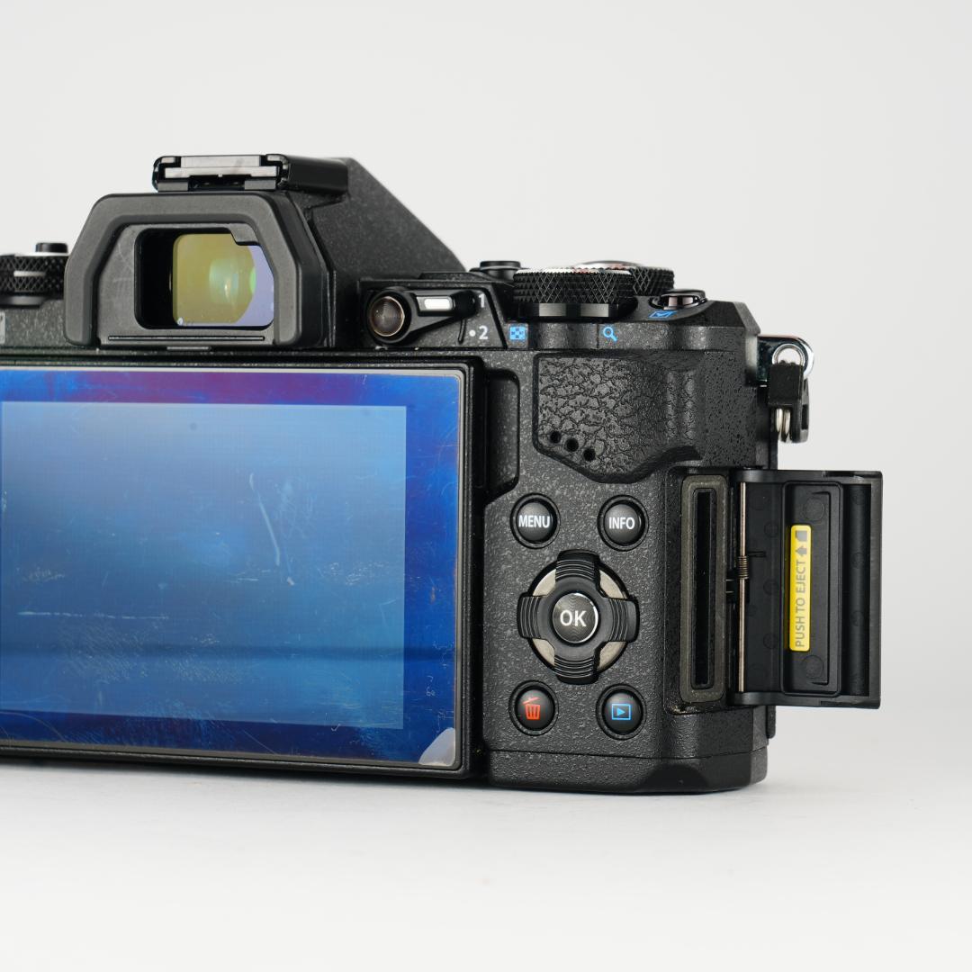 雨でも撮れる。防塵防滴OM-D E-M5 Ⅱ 12-40mm F2.8 Pro