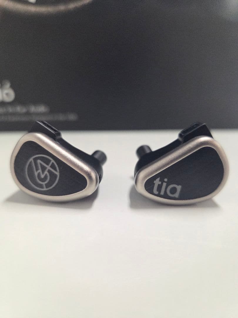 イヤホン 64audio trio