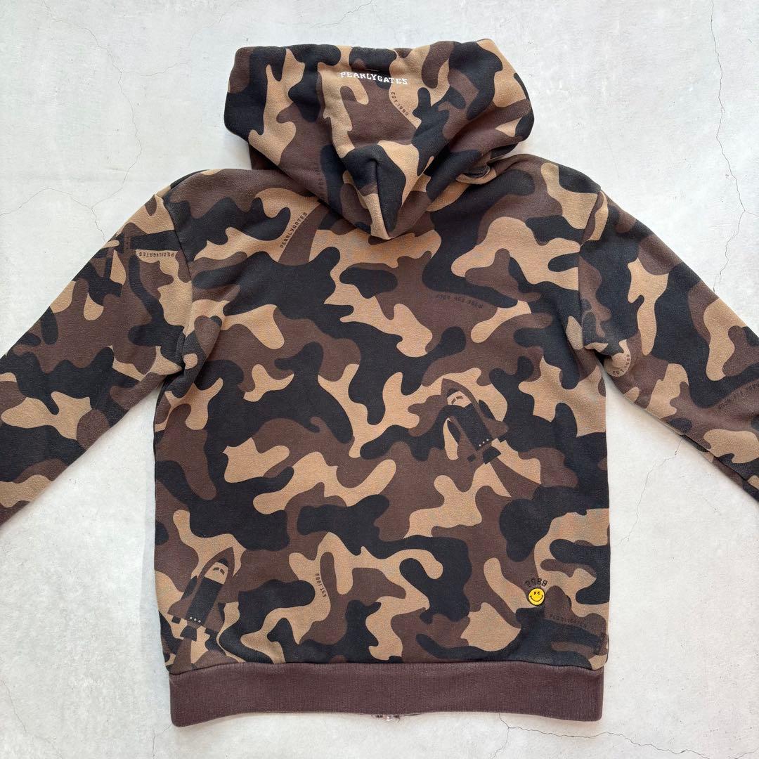 PEARLY GATES 迷彩カモフラ総柄 ジップフードパーカー にこちゃん刺繍