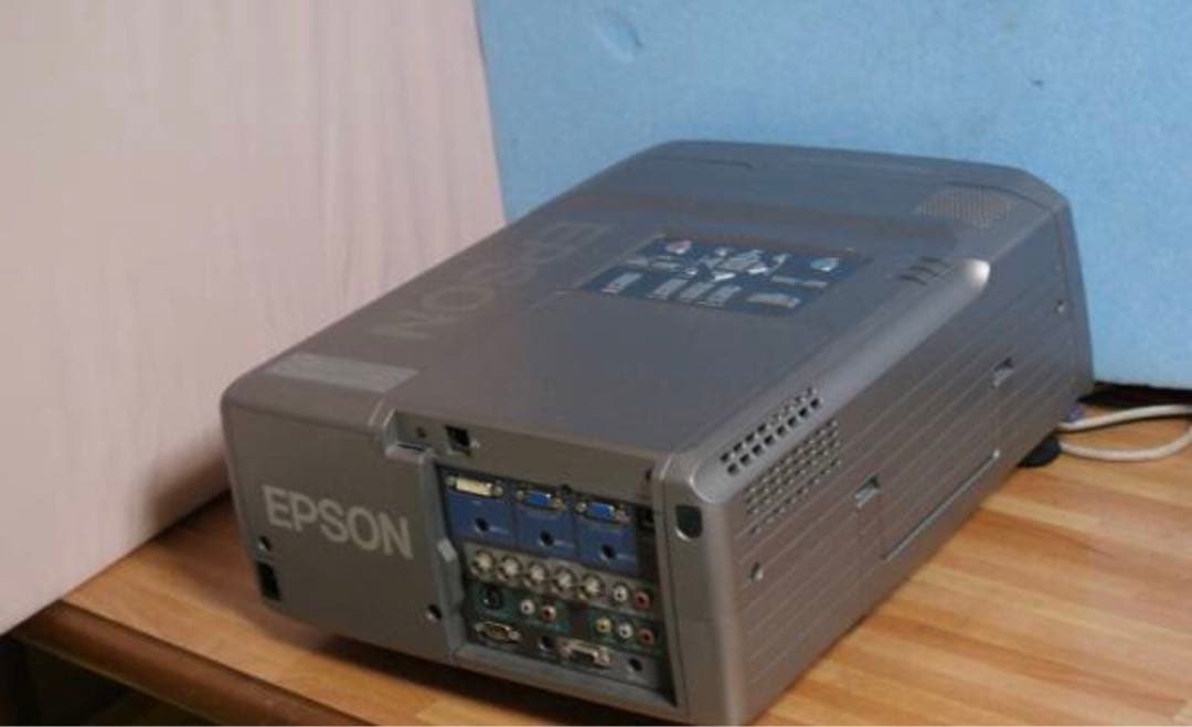 エプソン EＭP-8300 高輝度 ★5200ルーメン★ ランプ使用21時間