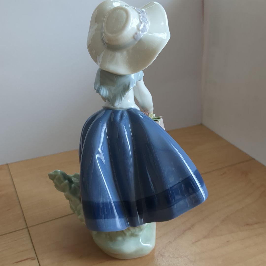 リヤドロ　綺麗な花を持った少女