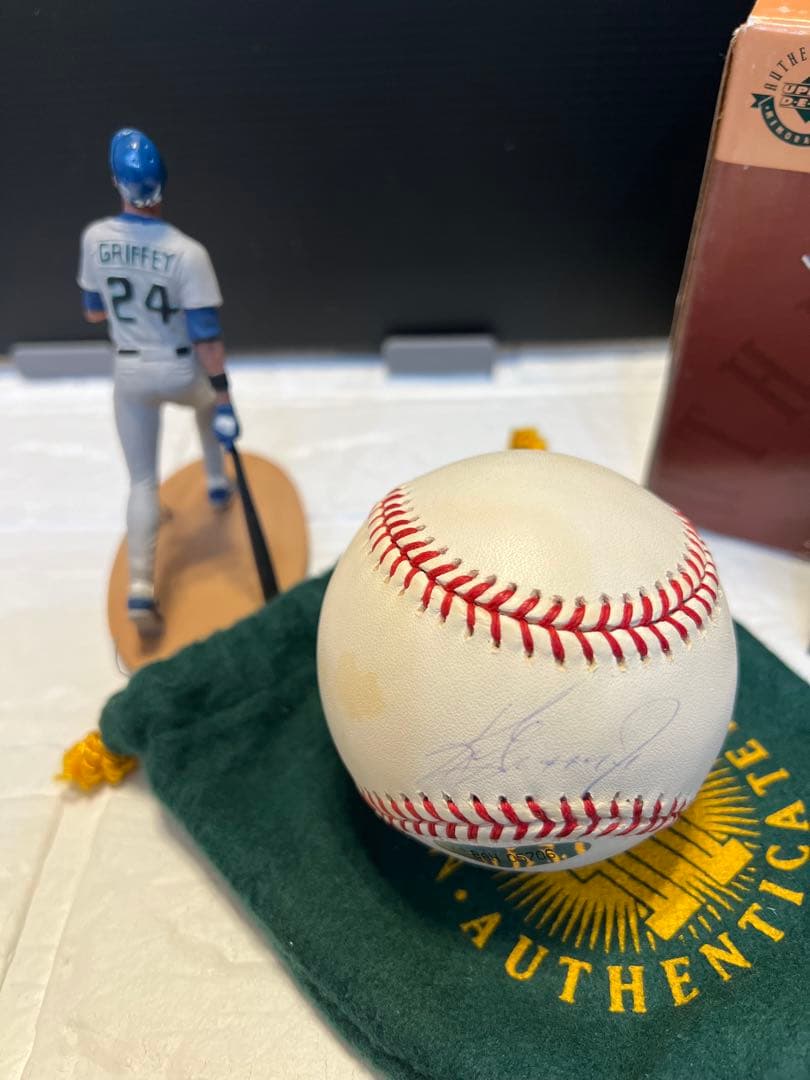 【UDA】ケン・グリフィーJr.直筆サインボール &ミニフィギュアset