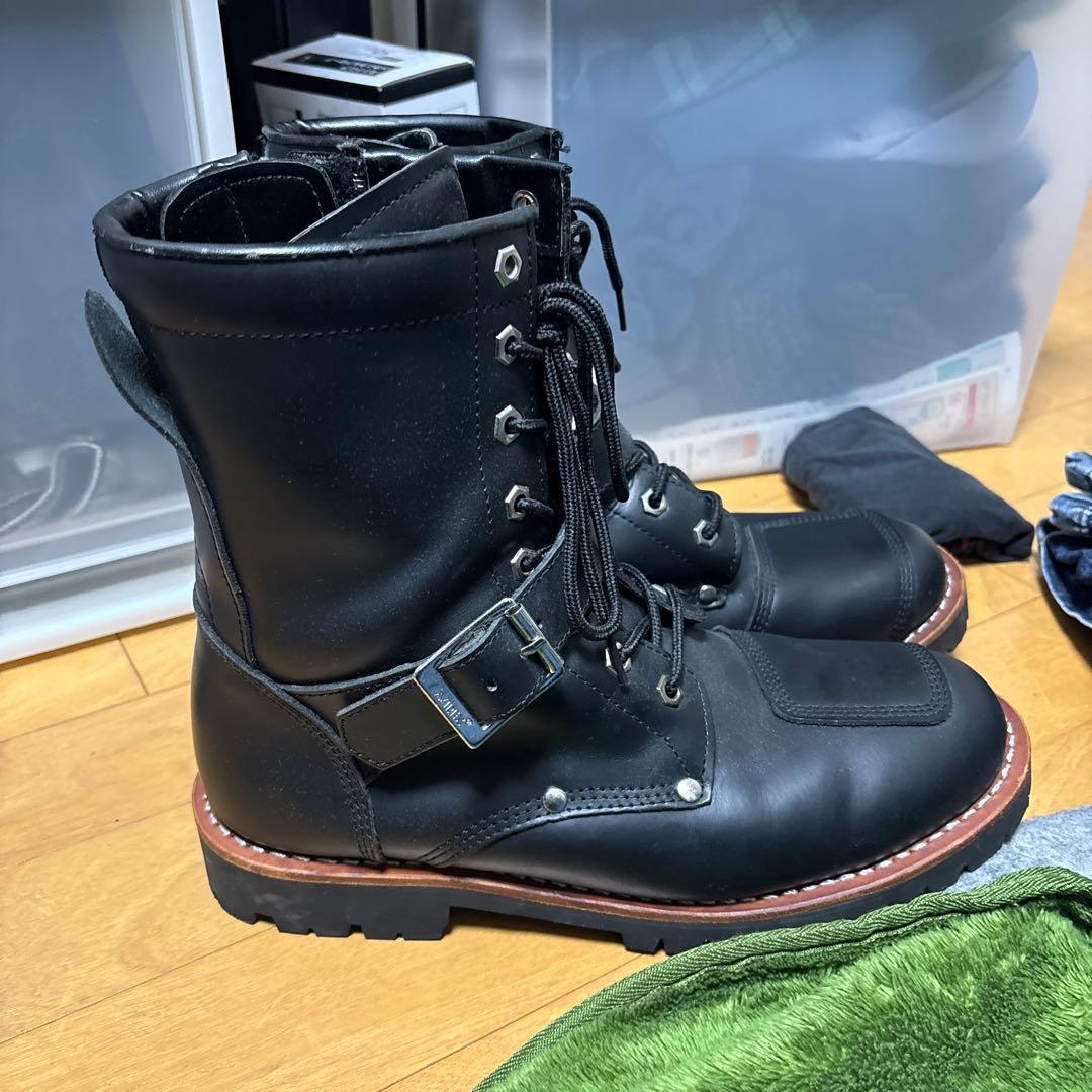 レザー製バックル付きブーツ