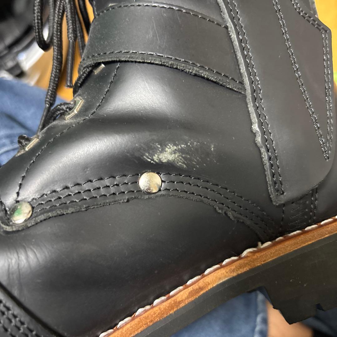 レザー製バックル付きブーツ