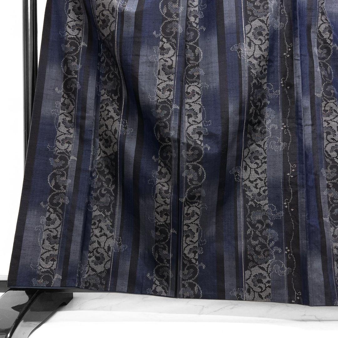 小紋　紬地　藍染　縦縞　唐花模様　銀糸　着物　092a p