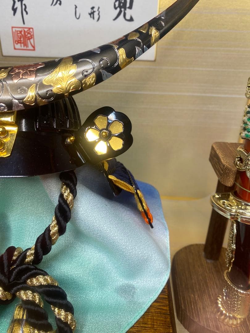 伊達政宗　五月人形　彫金鐡形兜飾り　竹製六角ガラスケース入